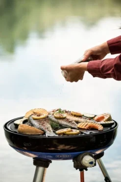 Cadac Carri Chef 50 BBQ Dome 12 Cadac Carri Chef 50 BBQ Dome -Vago Camping Shop cad corp carri chef 7260 scaled 1